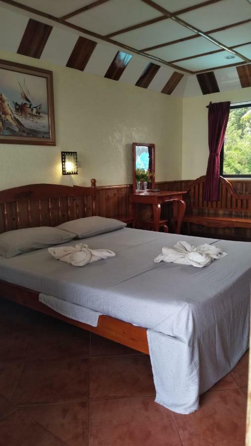 Love'S Beach & Dive Resort Moalboal Buitenkant foto